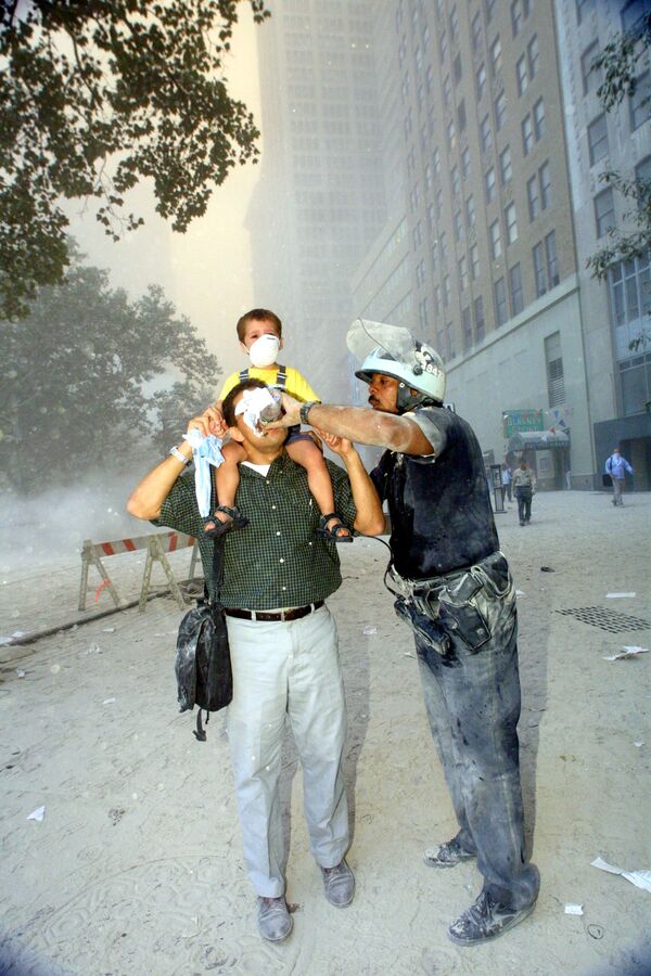 پولیس در نزدیکی برج‌های مرکز تجارت جهانی – ۱۱ سپتمبر ۲۰۰۱، شهر نیویورک  - اسپوتنیک افغانستان  