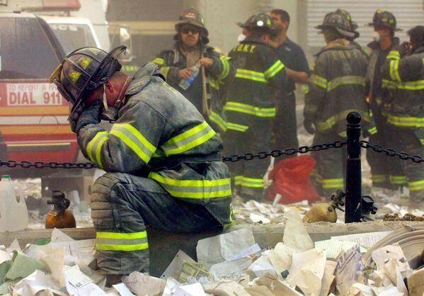 آتش‌نشان در حال گریه در نزدیکی برج‌های مرکز تجارت جهانی – ۱۱ سپتمبر ۲۰۰۱، شهر نیویورک - اسپوتنیک افغانستان  