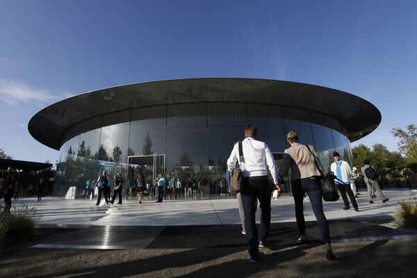 مهمانان قبل از ارائه محصولات جدید اپل در کالیفرنیا - اسپوتنیک افغانستان  
