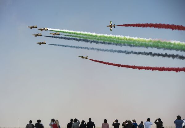 تیم اکروباتیک قوای هوایی امارات متحده عربی، AL FURSAN در نمایشگاه بین المللی هوا و فضا  نمایشگاه هوایی-  دبی 2015 - اسپوتنیک افغانستان  