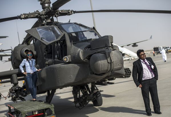 هلیکوپتر AH-64  قوای هوایی امریکا در نمایشگاه بین المللی هوا- فضا نمایشگاه هوایی دبی-2015 - اسپوتنیک افغانستان  