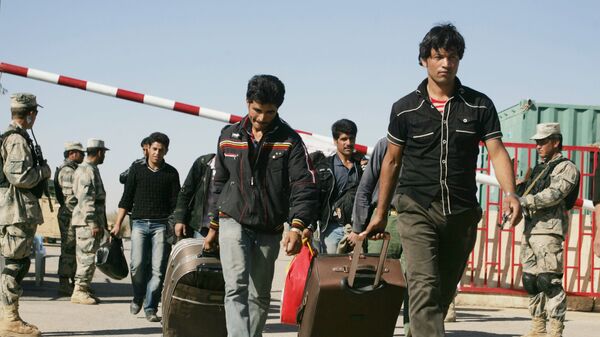 Afghan refugees enter Afghan territory after leaving Iran at the Islam Qala border crossing in Kohsan, Herat, west of Kabul, Afghanistan, Sunday, Nov.11, 2012 - اسپوتنیک افغانستان  