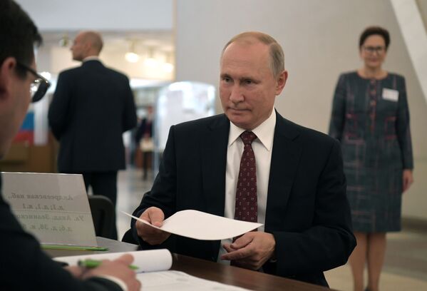 ولادمیر پوتین در حال رای دهی برای نمایندگان مسکو - اسپوتنیک افغانستان  