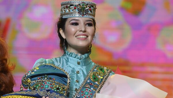 آزیلیا ایوپووا، برنده مسابقه بین‌المللی زیبایی «تاتار قیزی» - شهر کازان، روسیه - اسپوتنیک افغانستان  