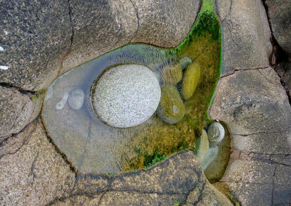 مناظر پاییزی مورمانسک -سنگهای سواحل دریای بارنتس.
 - اسپوتنیک افغانستان  