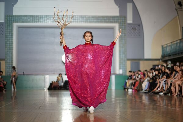 مُدل در حال نمایش لباس - هفته مُد لندن - اسپوتنیک افغانستان  