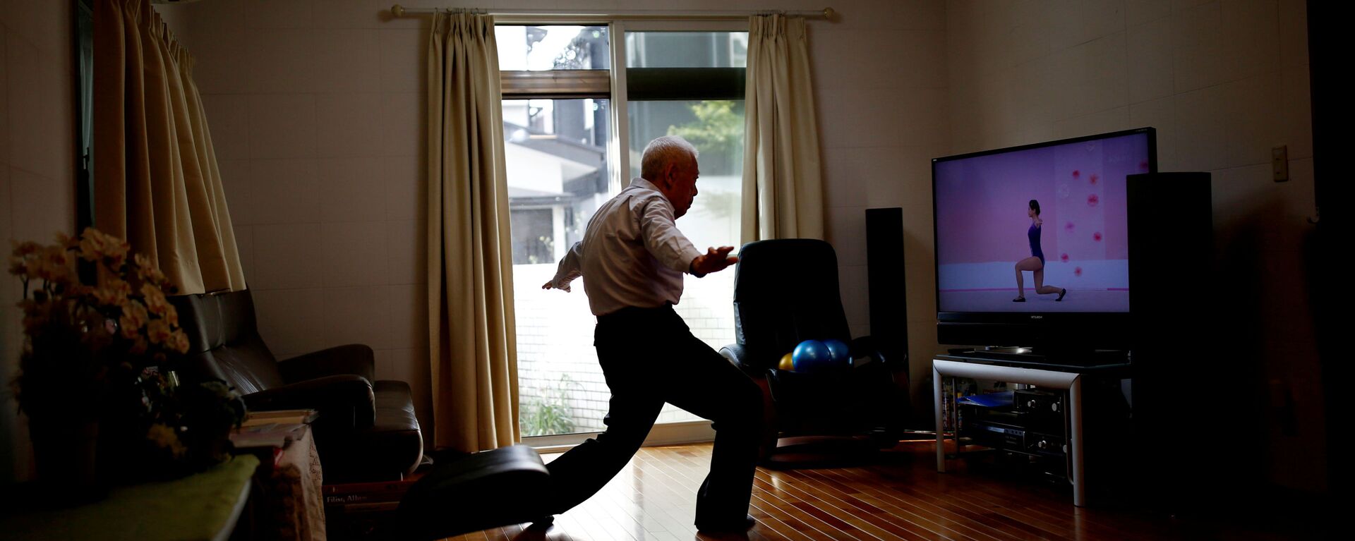 86-летний Рюити Нагаяма, старейший активный игрок клуба по регби Fuwaku, делает растяжку под телевизионную программу, Токио, Япония - اسپوتنیک افغانستان  , 1920, 19.01.2022