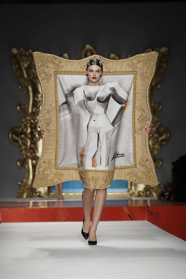 مدل در لباس از مجموعه مارک Moschino در هفته مد میلان - اسپوتنیک افغانستان  