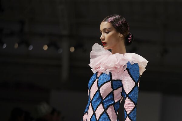 مدل بلا هادلی در لباس از مجموعه مارک Moschino در هفته مد میلان - اسپوتنیک افغانستان  