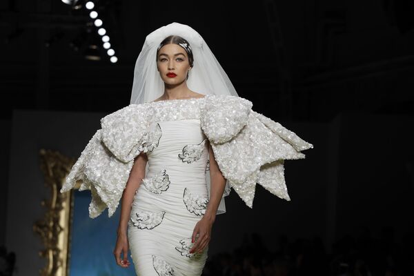 مدل جی جی هادید  در لباس از مجموعه مارک Moschino در هفته مد میلان - اسپوتنیک افغانستان  