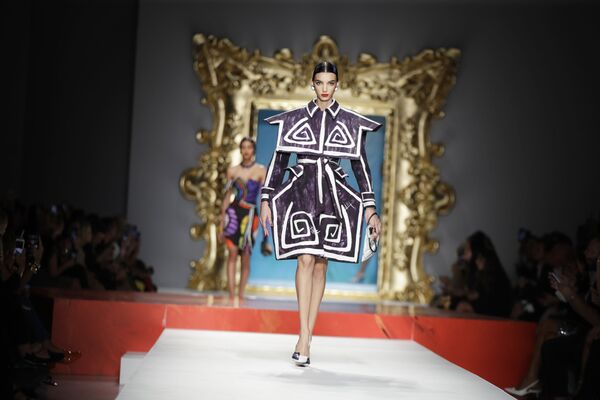 مدل در لباس از مجموعه مارک Moschino در هفته مد میلان - اسپوتنیک افغانستان  