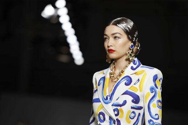 مدل جی جی هادید  در لباس از مجموعه مارک Moschino در هفته مد میلان - اسپوتنیک افغانستان  