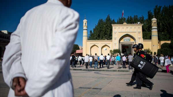 Мусульманин на фоне мечети в городе Кашгар Синьцзян-Уйгурского автономного района КНР - اسپوتنیک افغانستان  