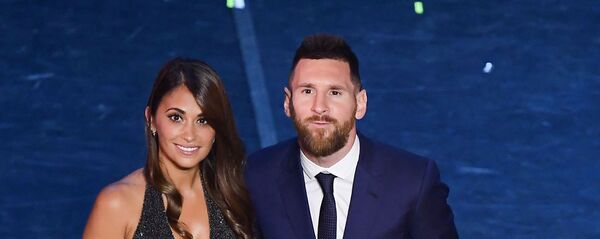 Футболист Лионель Месси с женой и детьми на церемонии вручения наград ФИФА в Италии - اسپوتنیک افغانستان  