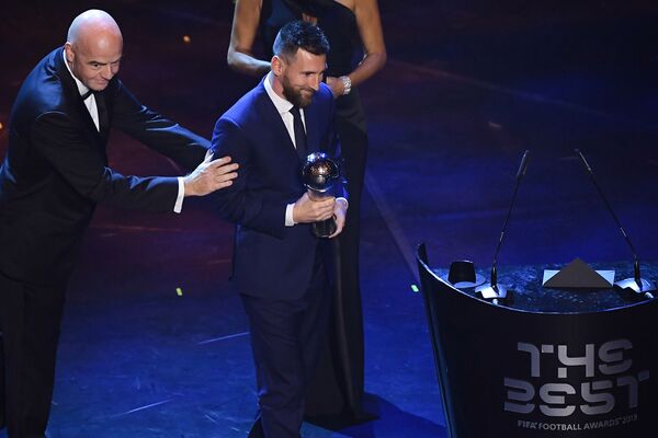 مسی درمراسم اعطای جوایز فوتبال فیفا در میلان ایتالیا. - اسپوتنیک افغانستان  