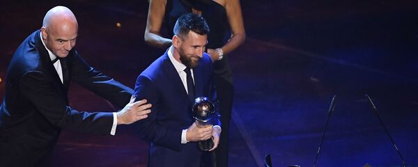 Футболист Лионель Месси с трофеем на церемонии вручения наград ФИФА  в Италии  - اسپوتنیک افغانستان  