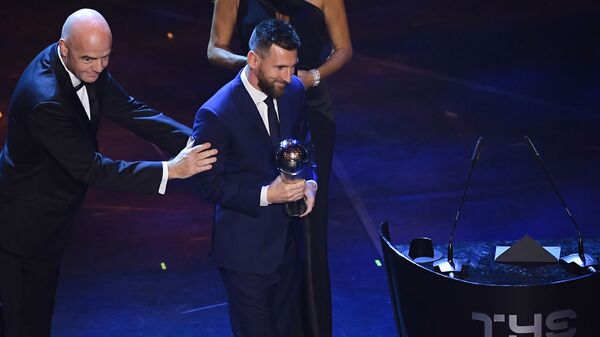 Футболист Лионель Месси с трофеем на церемонии вручения наград ФИФА  в Италии  - اسپوتنیک افغانستان  