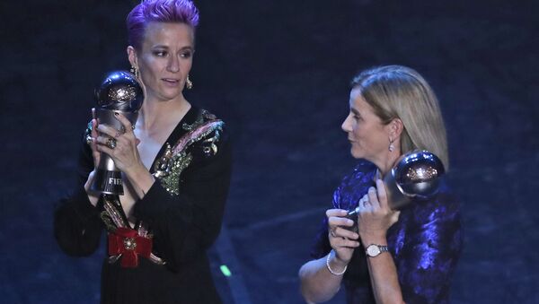 Тренер женской сборной по футболу Джилл Эллис и футболистка Меган Рапино на церемонии вручения наград ФИФА в Италии - اسپوتنیک افغانستان  