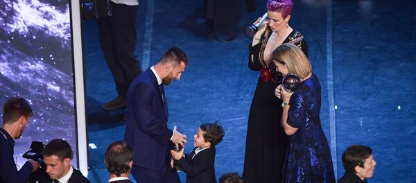 Футболист Лионель Месси с трофеем на церемонии вручения наград ФИФА в Италии  - اسپوتنیک افغانستان  