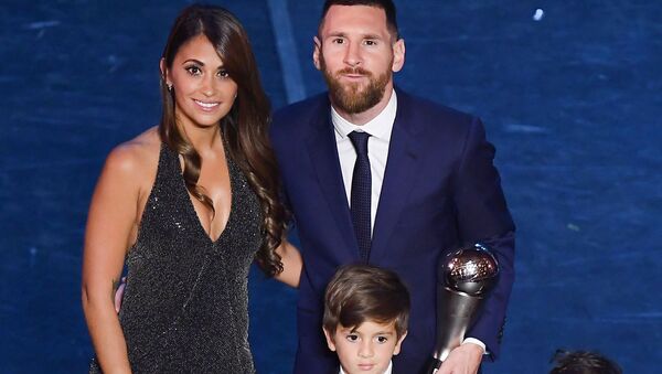 Футболист Лионель Месси с женой и детьми на церемонии вручения наград ФИФА в Италии - اسپوتنیک افغانستان  