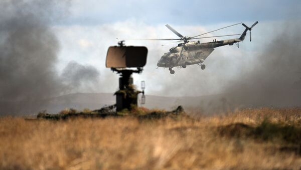 Вертолет Ми-8 во время двухстороннего тактического учения соединений морской пехоты и береговой обороны на полигоне Опук в Крыму - اسپوتنیک افغانستان  