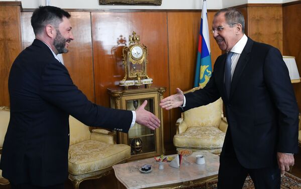 رئیس پورتال ریا نووستی اوکراین، کریل ویشینسکی با وزیر امور خارجه روسیه، سرگئی لاوروف در دیداری مسکو - اسپوتنیک افغانستان  