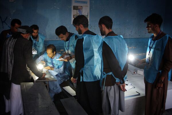 شمارش آرا در ولایت هرات توسط ناظران کمیسیون مستقل انتخابات - اسپوتنیک افغانستان  