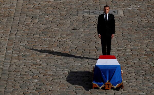 امانوئل مکرون، رئیس جمهور فرانسه، هنگام ادای احترام در برابر تابوت ژاک شیراک. - اسپوتنیک افغانستان  