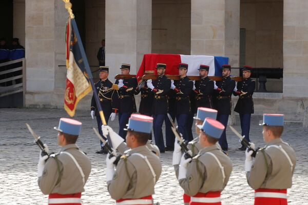 مراسم احترام نظامی به تابوت ژاک شیراک با حضور امانوئل ماکرون رئیس جمهور در بنای «انوالید» برگزار شد. - اسپوتنیک افغانستان  