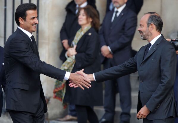 نخست وزیر فرانسه ادوارد فیلیپ و تمیم بن حمد آل ثانی امیر قطر در مراسم رسمی وداع با ژاک شیراک رئیس جمهور پیشین فرانسه. - اسپوتنیک افغانستان  
