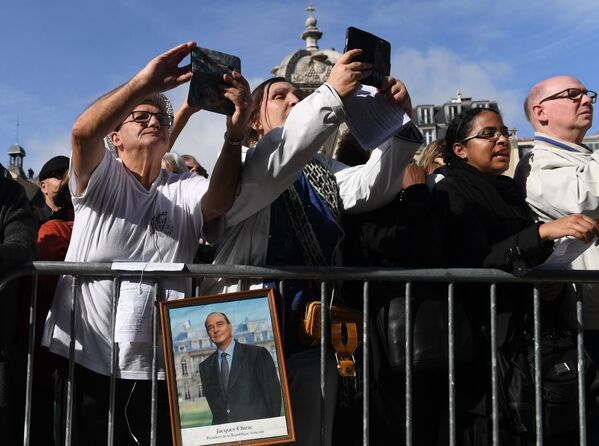 مردم در نزدیکی «کلیسای سن سولپیس»  برای وداع با ژاک شیراک رئیس جمهور پیشین فرانسه صف کشیدند. - اسپوتنیک افغانستان  