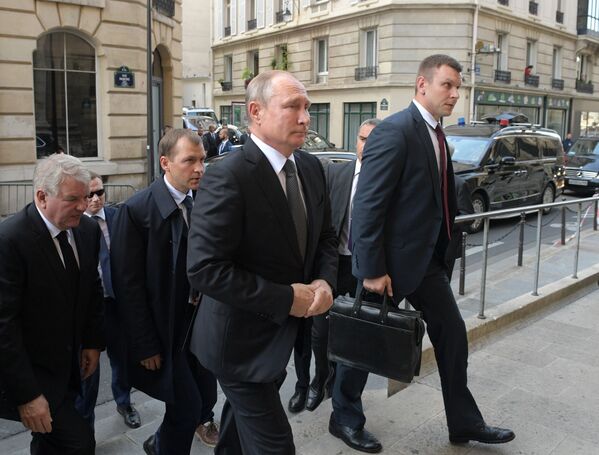 ورود ولادیمیر پوتین، رئیس جمهور روسیه به پاریس جهت شرکت در مراسم وداع با ژاک شیراک. - اسپوتنیک افغانستان  