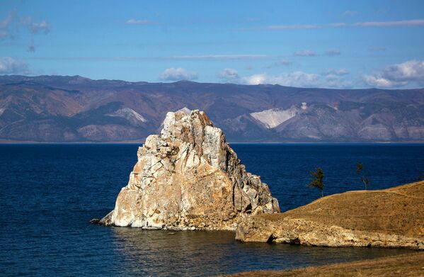 بورخان یا صخره شامانکا در جزیره اولخون در منطقه ایرکوتسک - اسپوتنیک افغانستان  