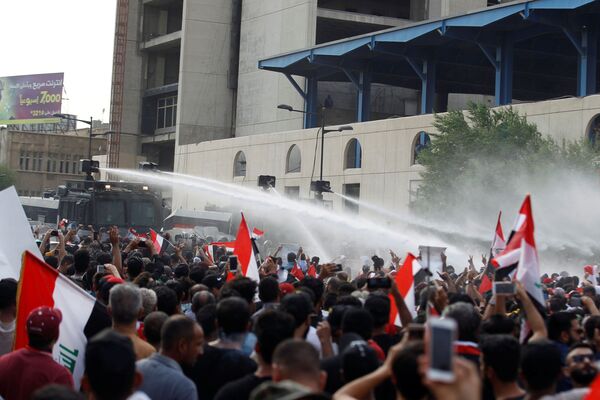استفاده از آب توسط پولیس برای از هم‌پاشی اشتراک‌کنندگان تظاهرات ضدحکومتی در بغداد - اسپوتنیک افغانستان  