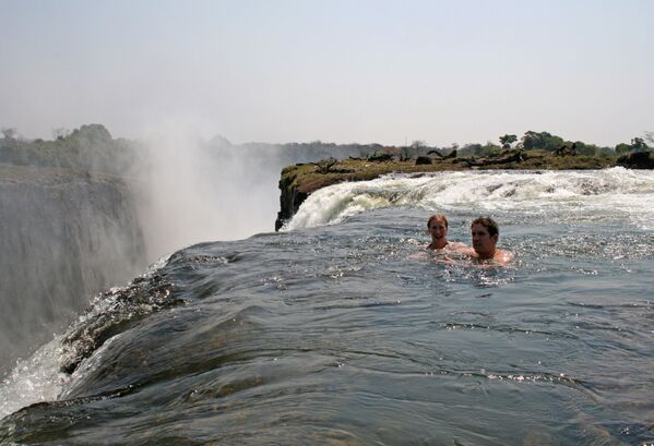 خطرناک ترین حوض جهان بنام «Devil's Pool» در زامبیا - اسپوتنیک افغانستان  