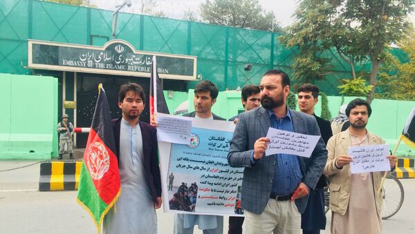 دادخواهی برای پسر افغان مقابل سفارت ایران - اسپوتنیک افغانستان  
