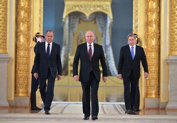 ولادیمیر پوتین، رئیس جمهور روسیه در مراسم تقدیم اعتمادنامه سفرای کشورهای خارجی در کاخ کرملین
 - اسپوتنیک افغانستان  