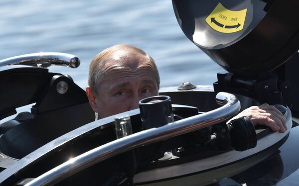 ولادیمیر پوتین، رئیس جمهور روسیه شرایط زیر دریایی Sch308 سمگا را که در سال 1943 در خلیج فنلاند غرق شده بود را بررسی کرد.
 - اسپوتنیک افغانستان  