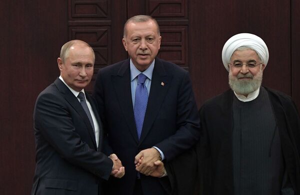 ولادیمیر پوتین، رجب طیب اردوغان و حسن روحانی، روسای جمهور روسیه ترکیه و ایران در کنفرانس خبری مشترک در ترکیه
 - اسپوتنیک افغانستان  