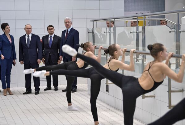 بازدید ولادیمیر پوتین، رئیس جمهور روسیه از مرکز المپیک داویدووا
 - اسپوتنیک افغانستان  