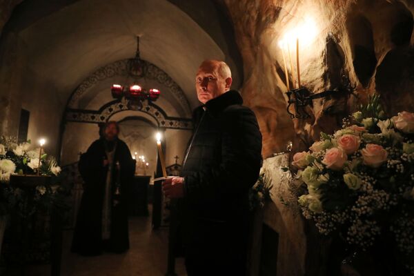 ولادیمیر پوتین، رئیس جمهور روسیه در صومعه پسکوف-پچرسکی
 - اسپوتنیک افغانستان  