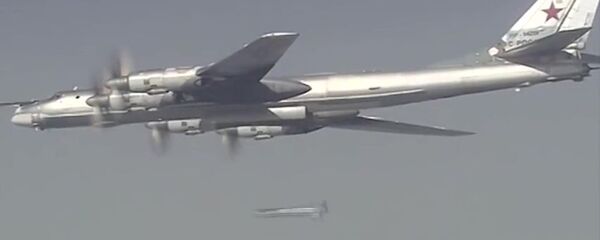 طیاره تو-95 قوای هوا-فضائی روسیه در جریان پرواز محاربوی بر مواضع  و شبکات داعش در سوریه - اسپوتنیک افغانستان  