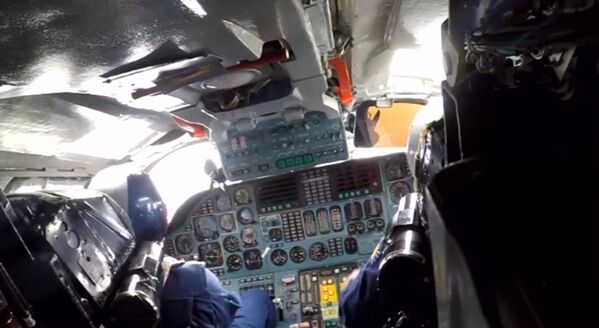 پیلوتان از داخل کابین طیاره قوای هوا-فضائی روسیه در جریان پرواز محاربوی بر مواضع و شبکات داعش در سوریه - اسپوتنیک افغانستان  