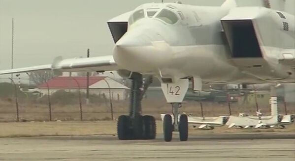 طیاره محاربوی تو-22 م س قوای هوا-فضائی روسیه بعد از پرواز محاربوی بر مواضع داعش در سوریه - اسپوتنیک افغانستان  
