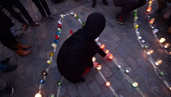 A person lights a candle during a candle light vigil to the victims of the Paris attacks in Brussels' Molenbeek district, on November 18, 2015. - اسپوتنیک افغانستان  