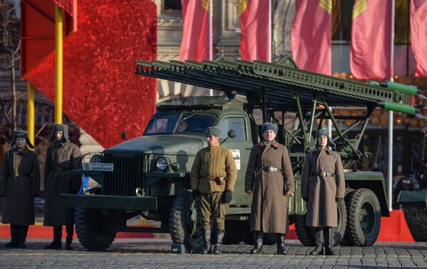 ماشین محاربوی توپخانه ریاکتایوی بی ام 13 دوران جنگ بزرگ میهنی در میدان سرح مسکو که به رژه نظامی افسانوی 7 نوامبر سال 1941 وقف شده بود - اسپوتنیک افغانستان  