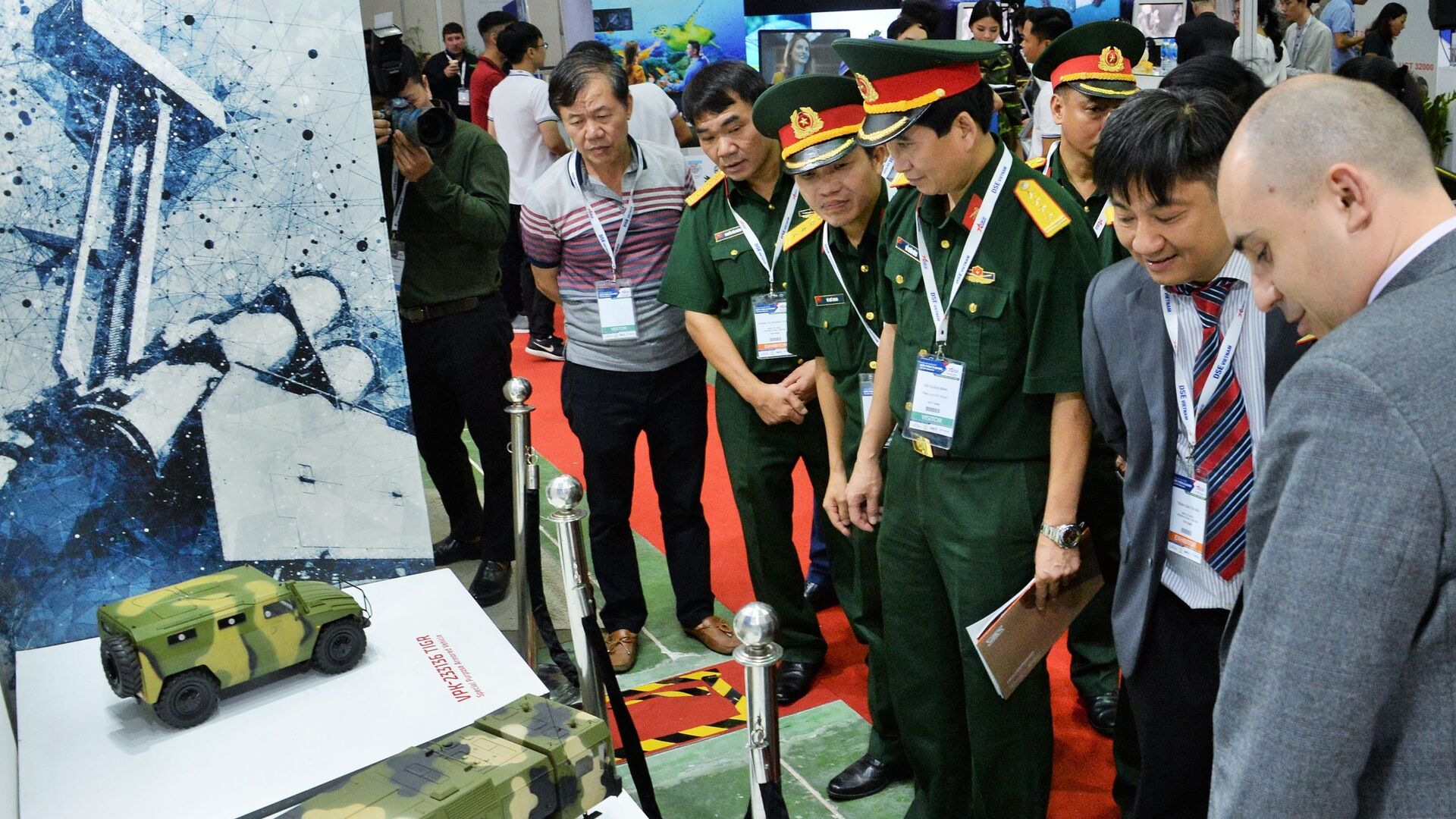 Посетители осматривают макеты военной техники на стенде АО Рособоронэкспорт на 1-й Международной оборонной выставке Defense & Security Expo Vietnam 2019 в Ханое - اسپوتنیک افغانستان  , 1920, 05.02.2024