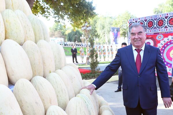 امام علی رحمان، رئیس جمهور تاجکستان در جشن «عید خربوزه»  - اسپوتنیک افغانستان  