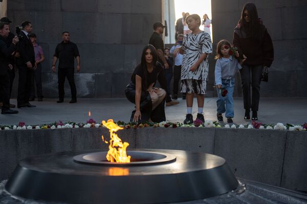 کیم کارداشیان برای آتش جاودان در مجموعه یادبود« تسیتسرناکابرد» گل می برد
 - اسپوتنیک افغانستان  