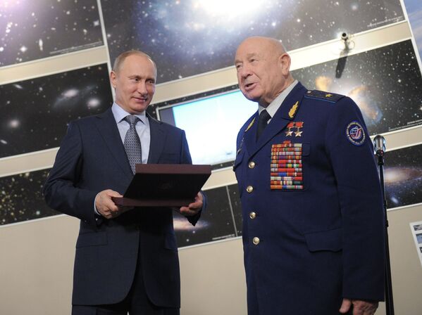 ولادیمیر پوتین، رئیس جمهور روسیه با آلکسی لئونوف، پیلوت و فضانورد روس - اسپوتنیک افغانستان  